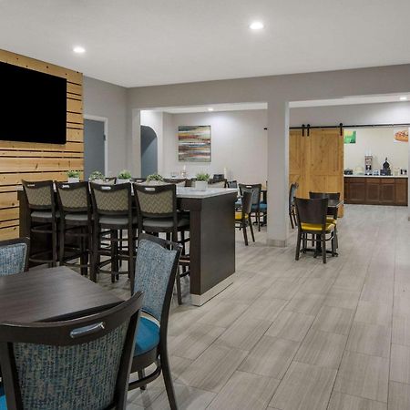 Quality Inn & Suites Roanoke - Fort Worth North Екстериор снимка