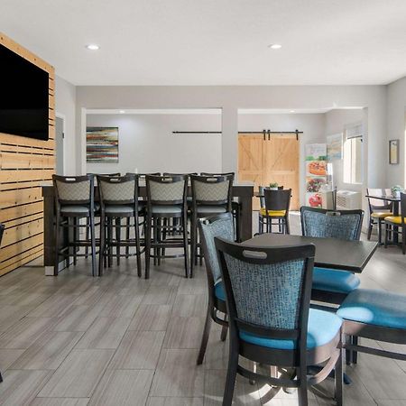 Quality Inn & Suites Roanoke - Fort Worth North Екстериор снимка