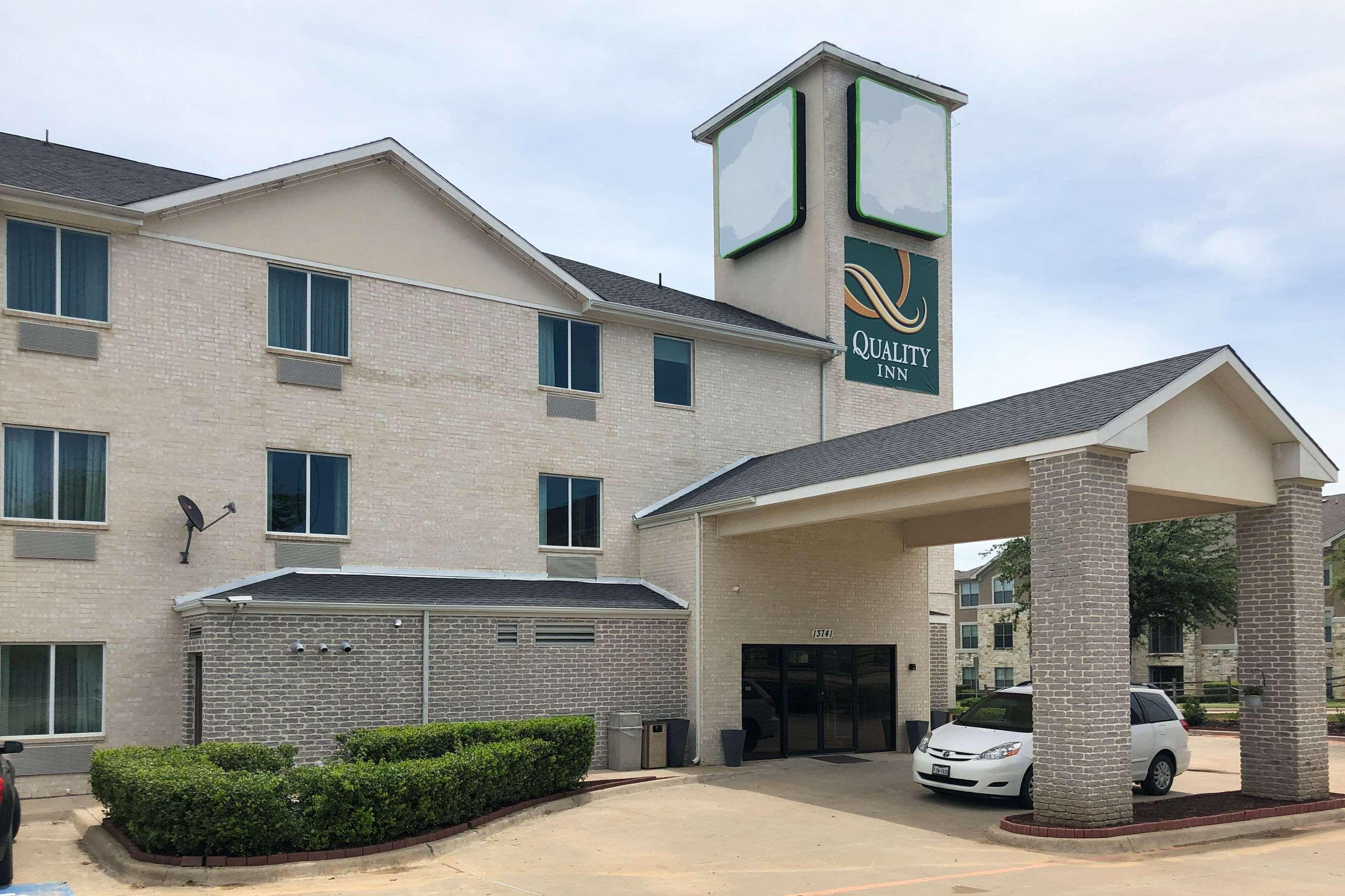 Quality Inn & Suites Roanoke - Fort Worth North Екстериор снимка