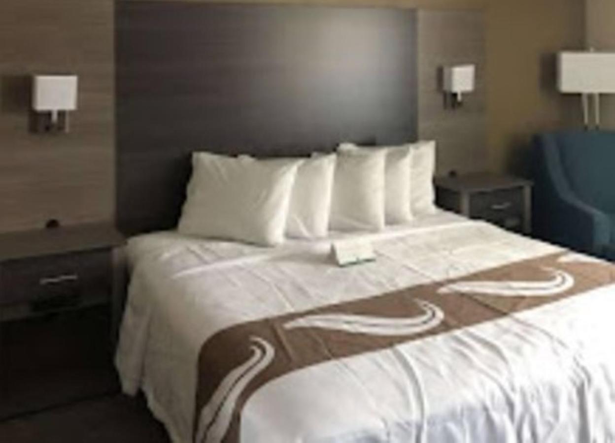 Quality Inn & Suites Roanoke - Fort Worth North Екстериор снимка