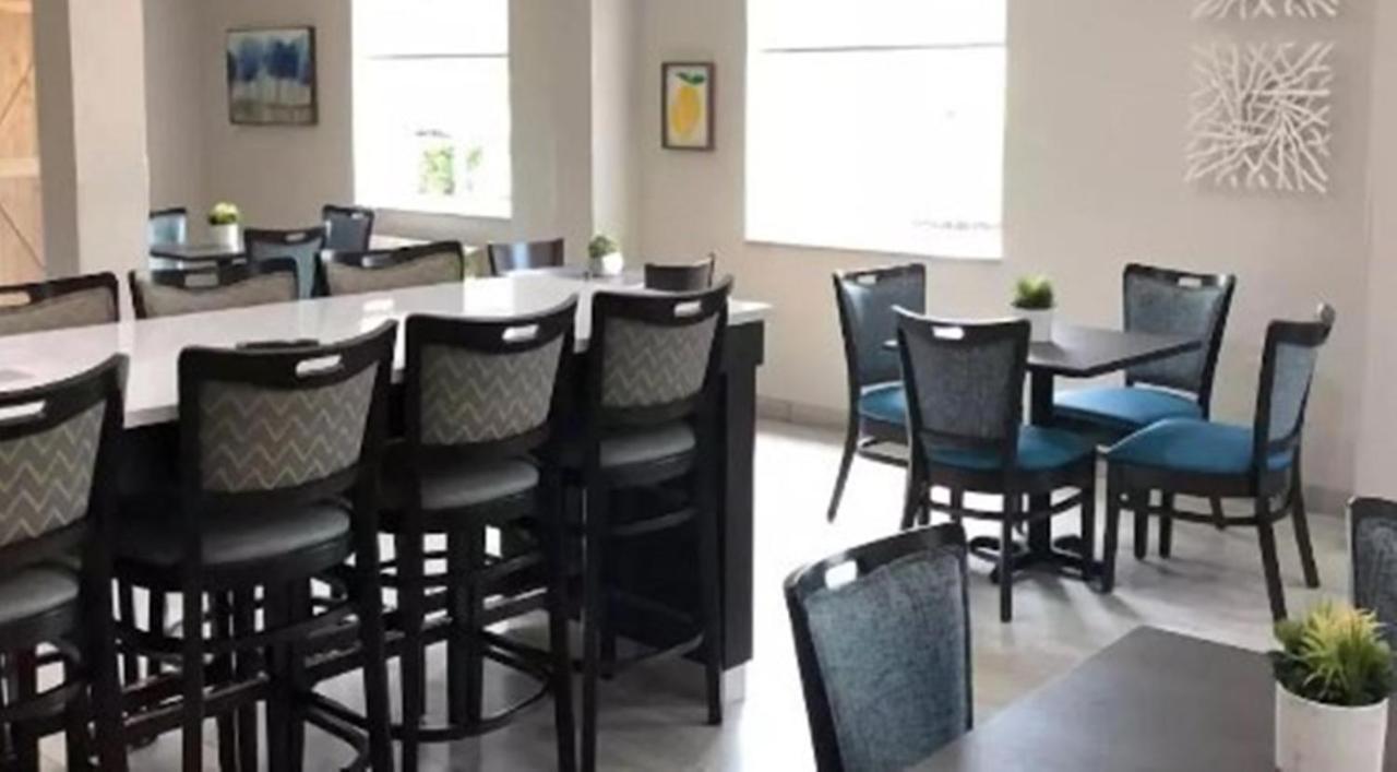 Quality Inn & Suites Roanoke - Fort Worth North Екстериор снимка