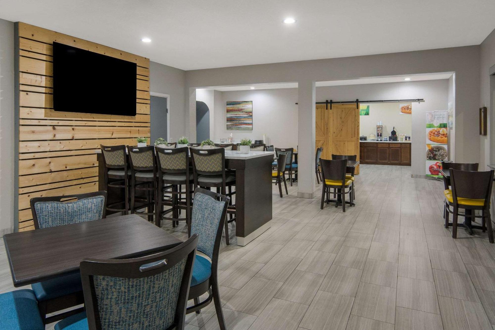 Quality Inn & Suites Roanoke - Fort Worth North Екстериор снимка