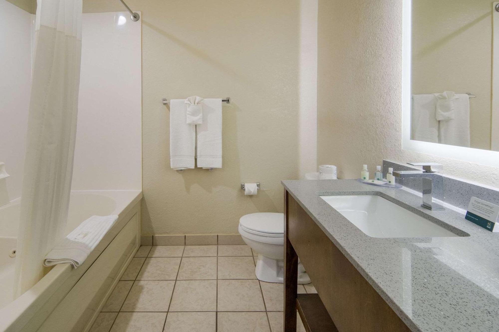 Quality Inn & Suites Roanoke - Fort Worth North Екстериор снимка