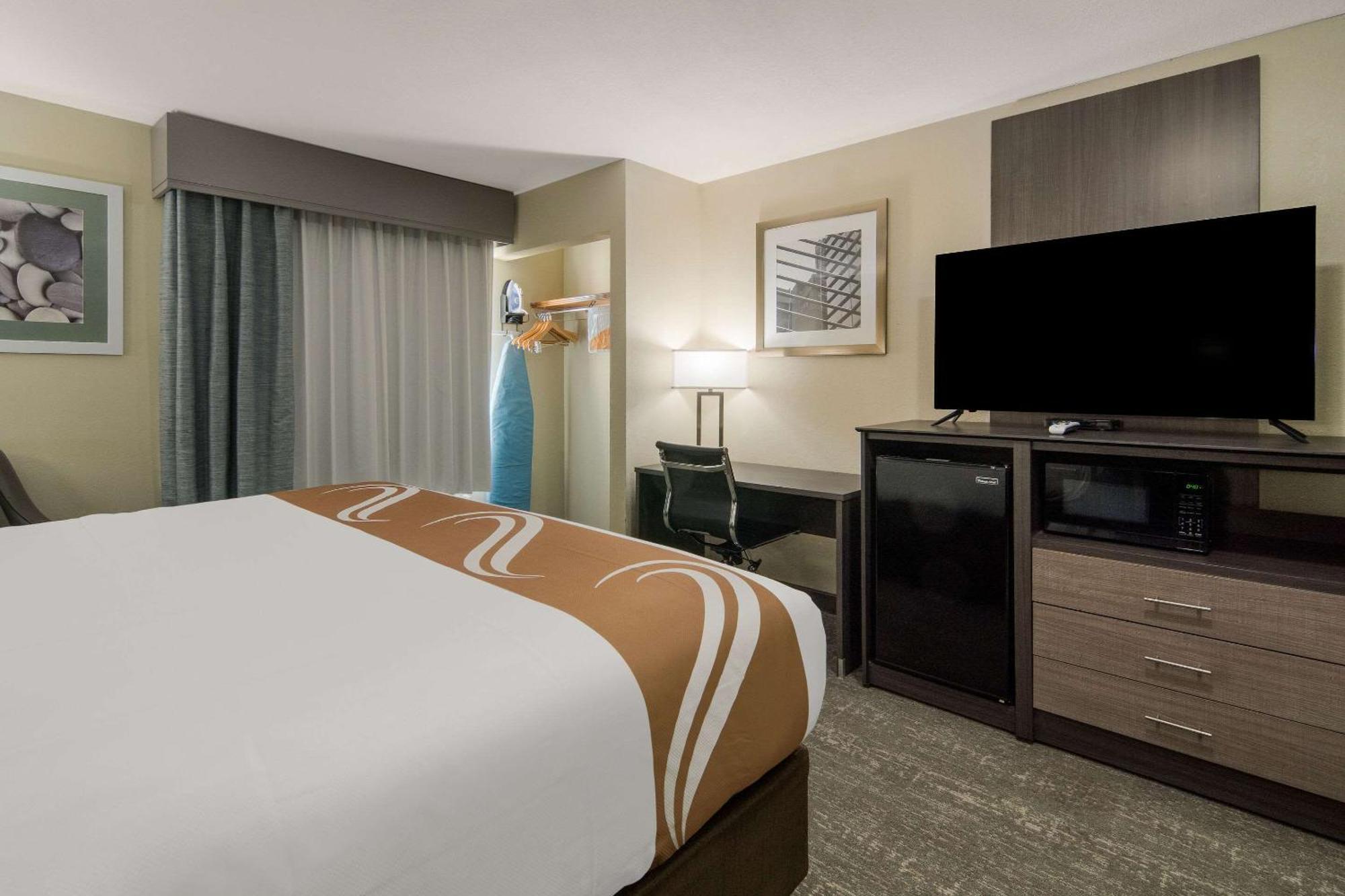 Quality Inn & Suites Roanoke - Fort Worth North Екстериор снимка