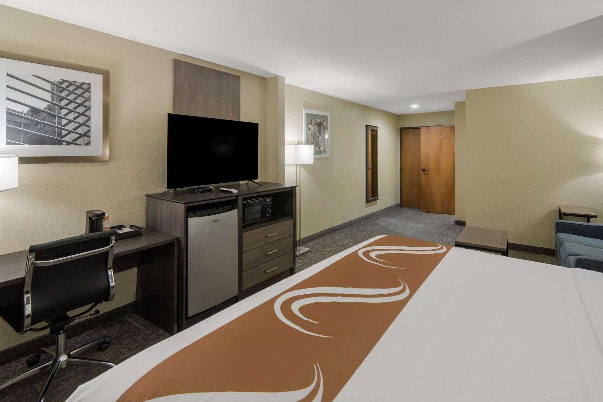 Quality Inn & Suites Roanoke - Fort Worth North Екстериор снимка