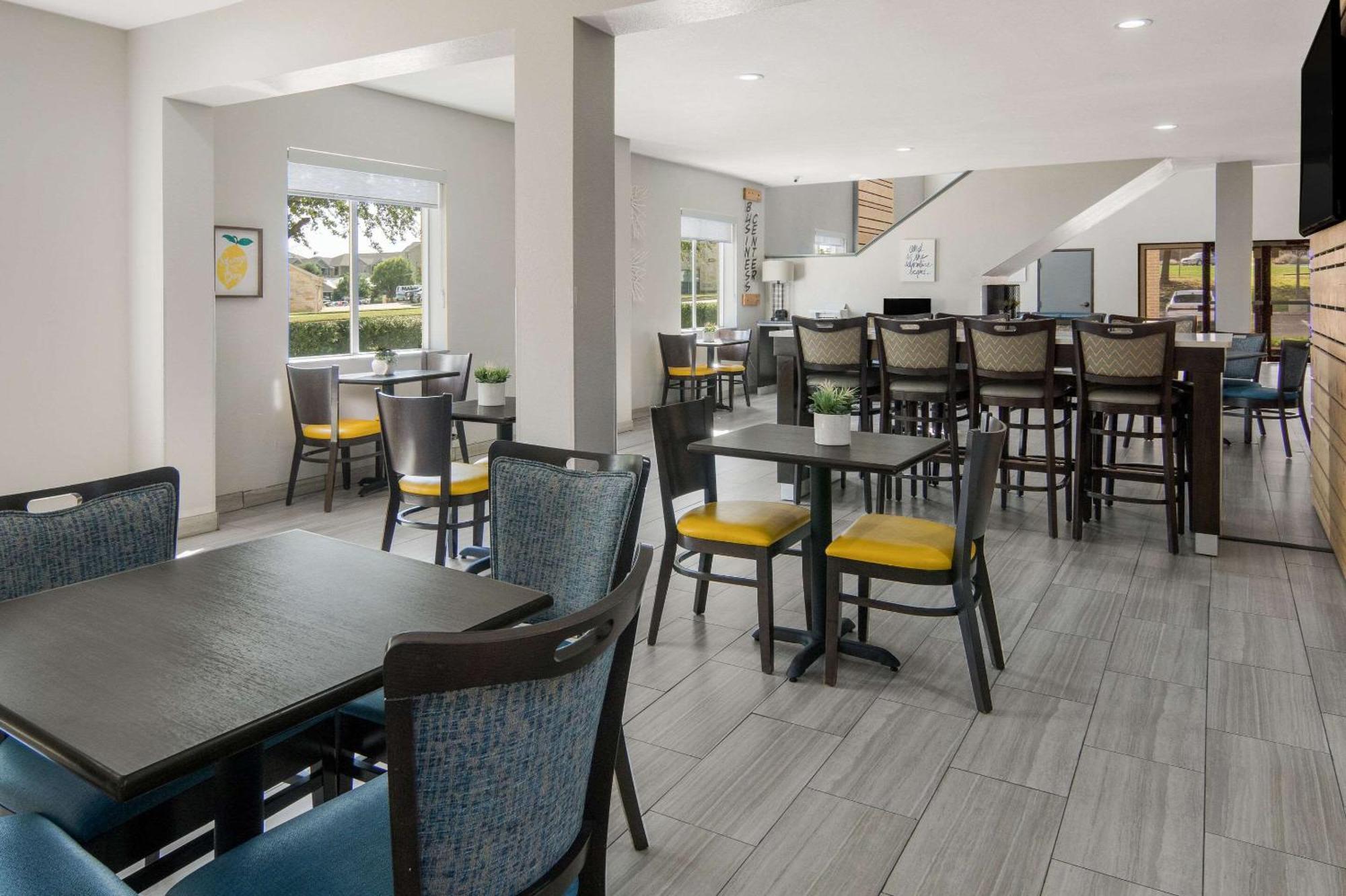 Quality Inn & Suites Roanoke - Fort Worth North Екстериор снимка