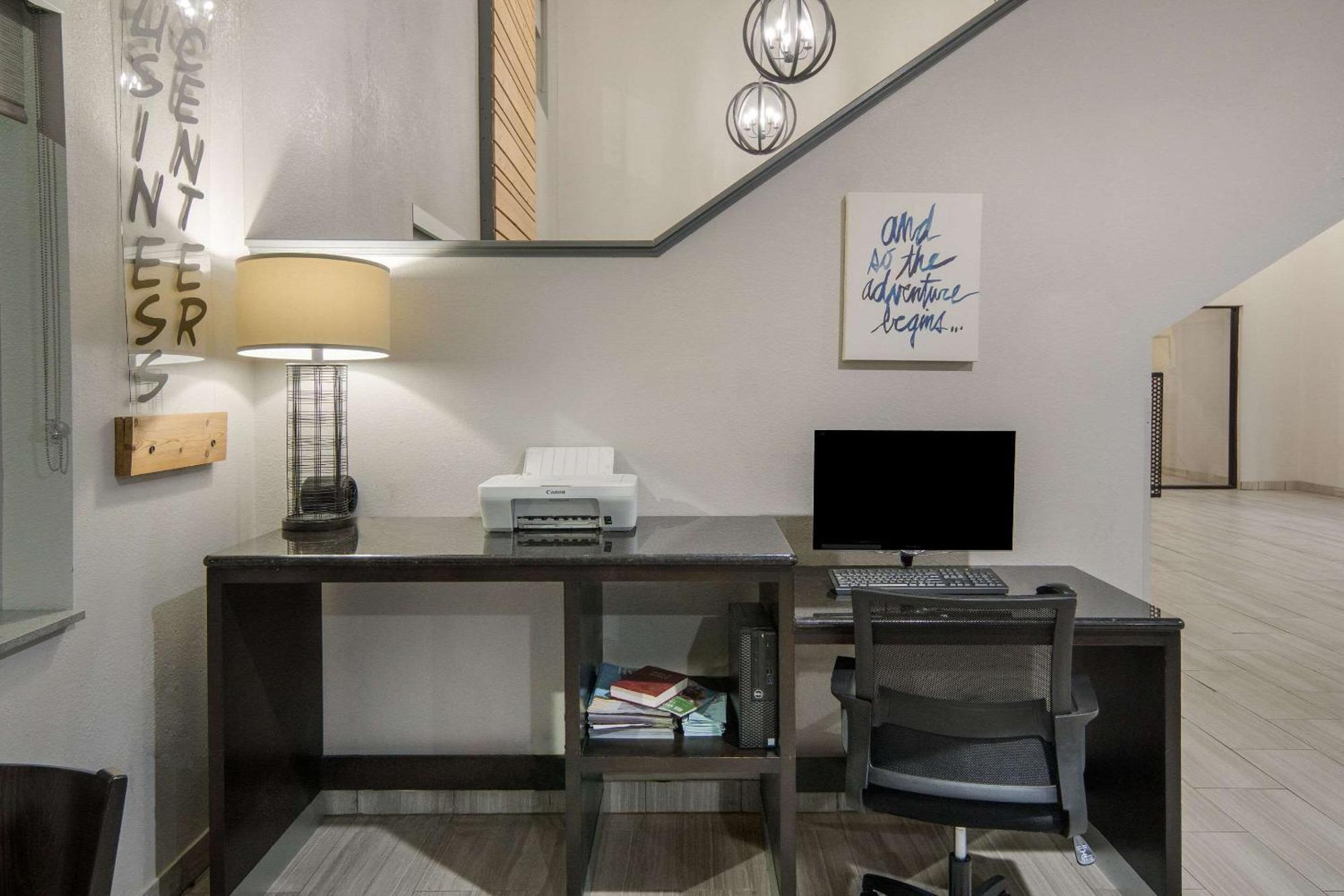 Quality Inn & Suites Roanoke - Fort Worth North Екстериор снимка