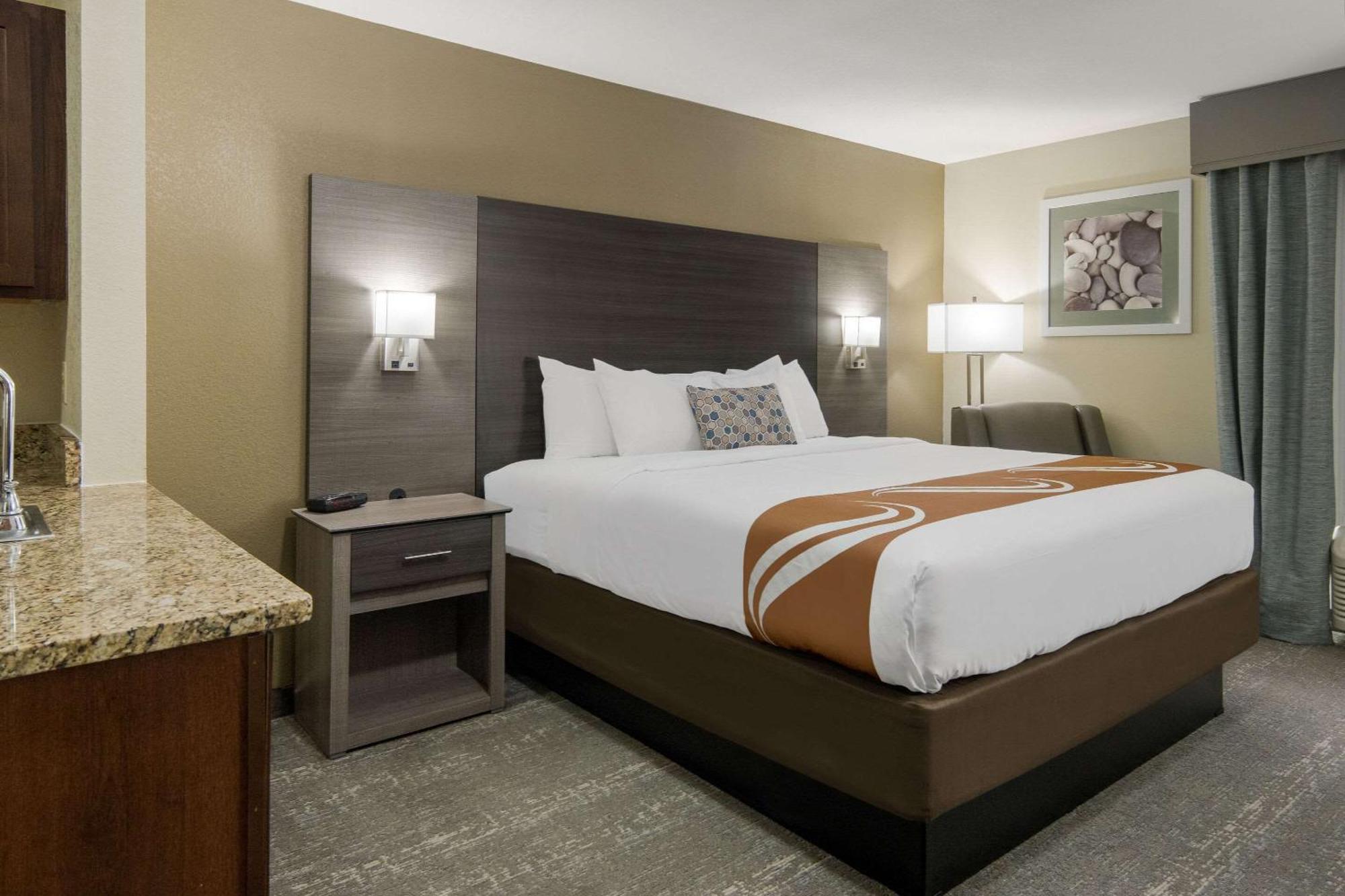 Quality Inn & Suites Roanoke - Fort Worth North Екстериор снимка