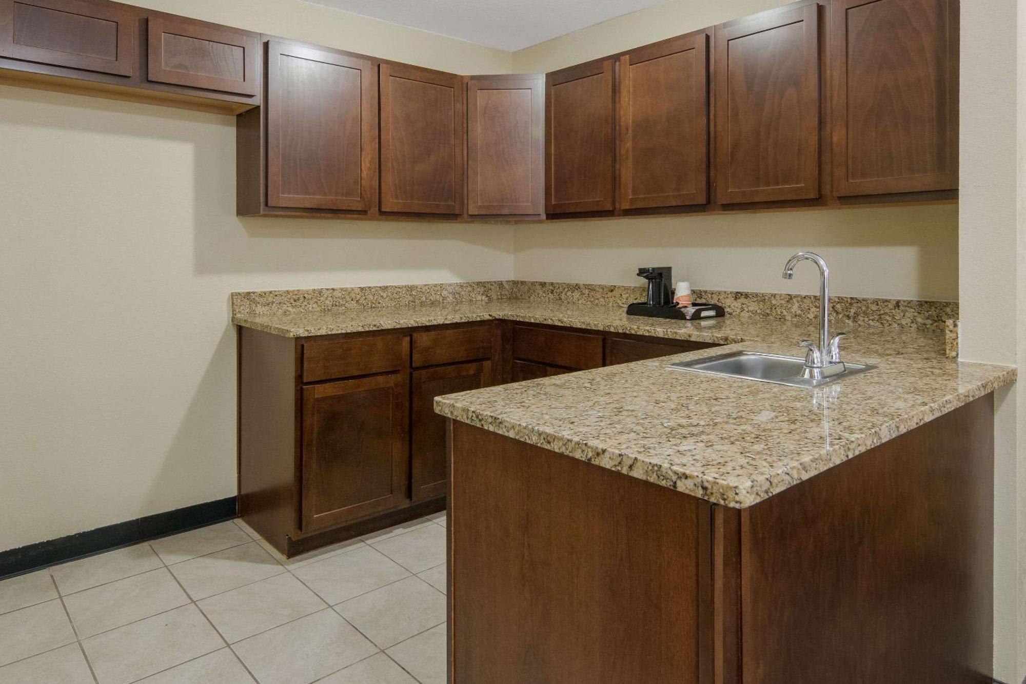 Quality Inn & Suites Roanoke - Fort Worth North Екстериор снимка