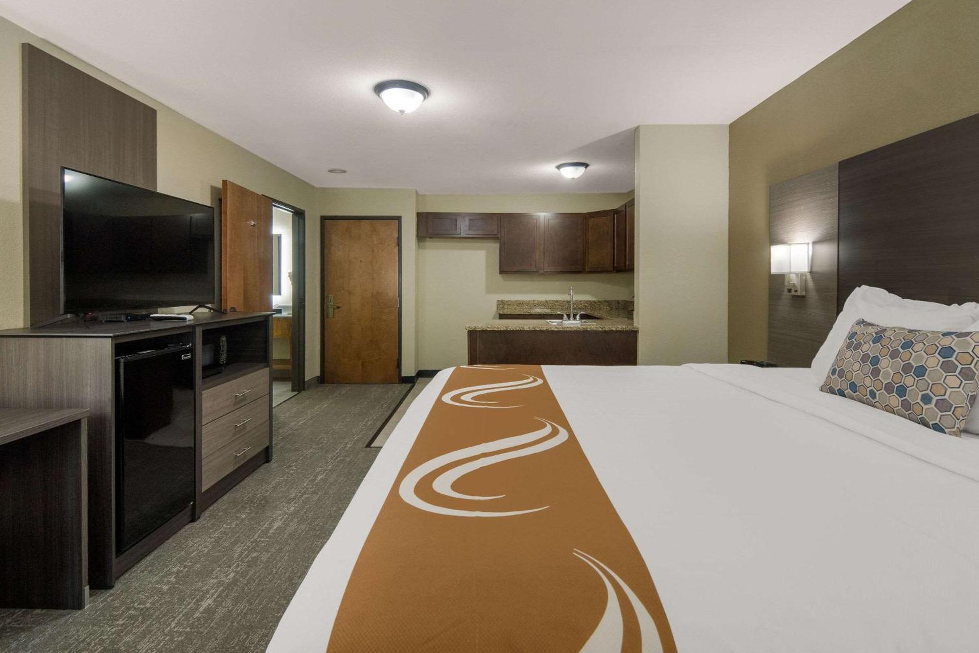 Quality Inn & Suites Roanoke - Fort Worth North Екстериор снимка