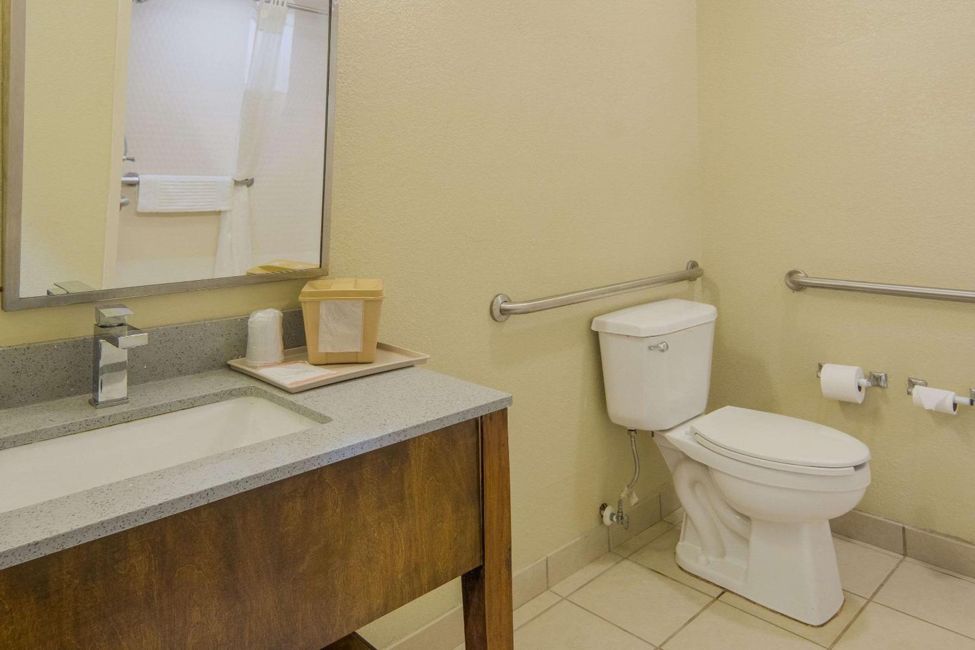 Quality Inn & Suites Roanoke - Fort Worth North Екстериор снимка