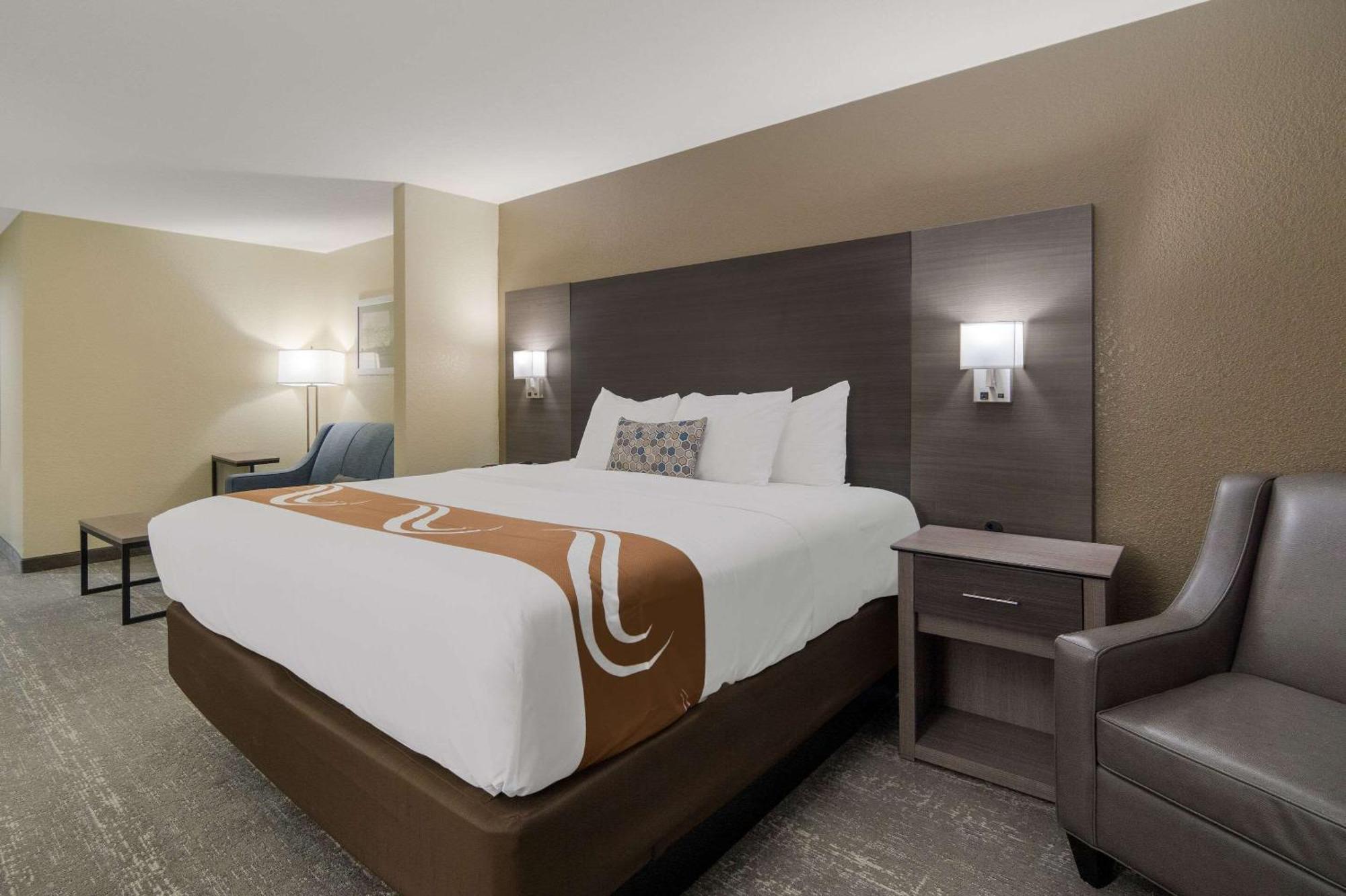 Quality Inn & Suites Roanoke - Fort Worth North Екстериор снимка