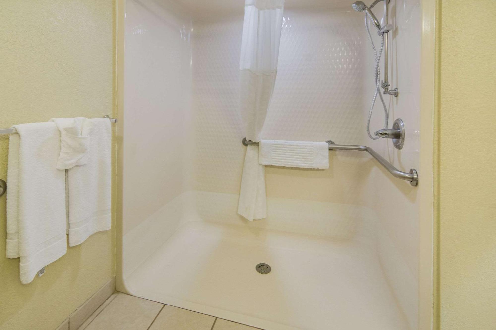 Quality Inn & Suites Roanoke - Fort Worth North Екстериор снимка