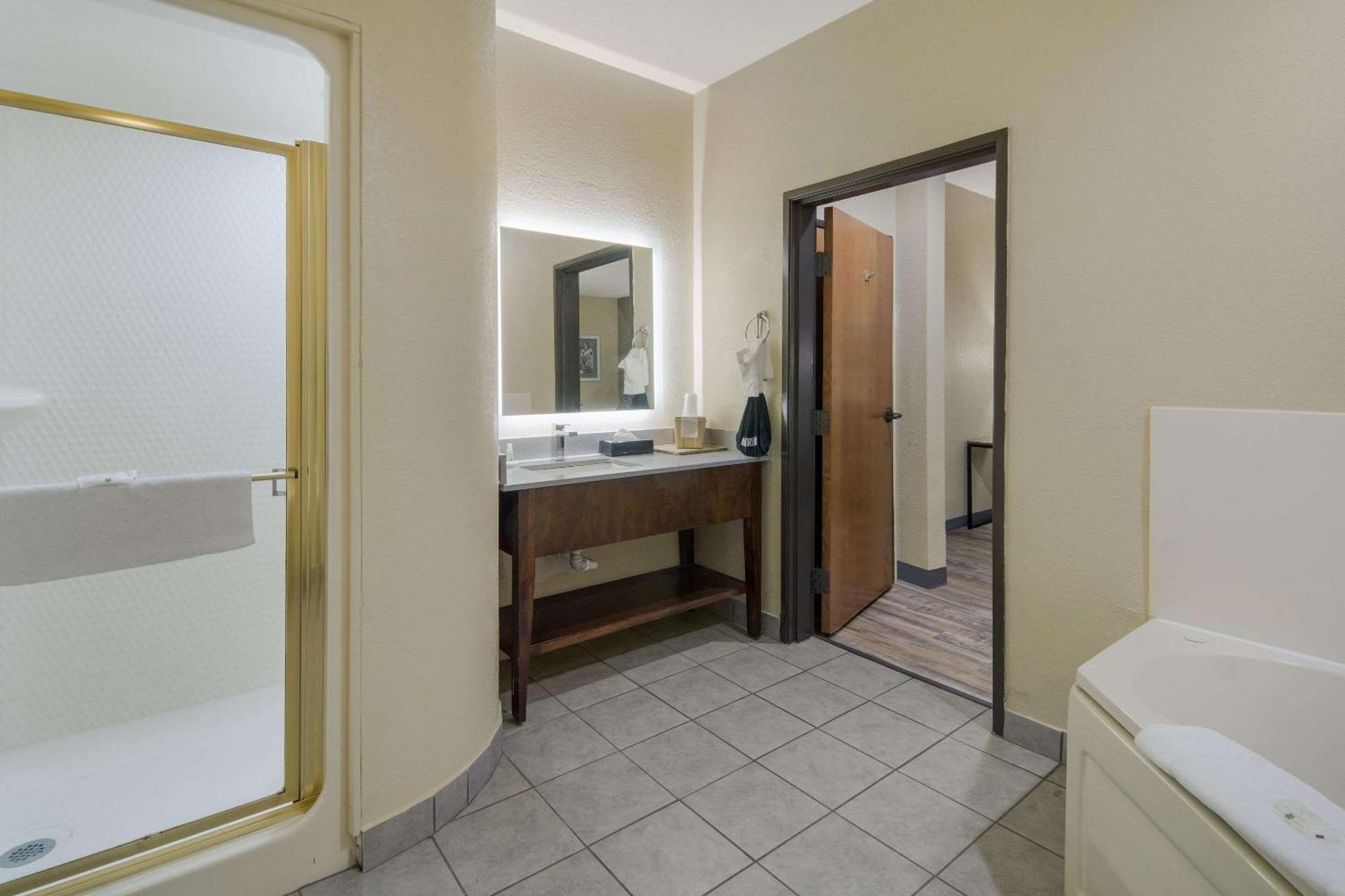 Quality Inn & Suites Roanoke - Fort Worth North Екстериор снимка