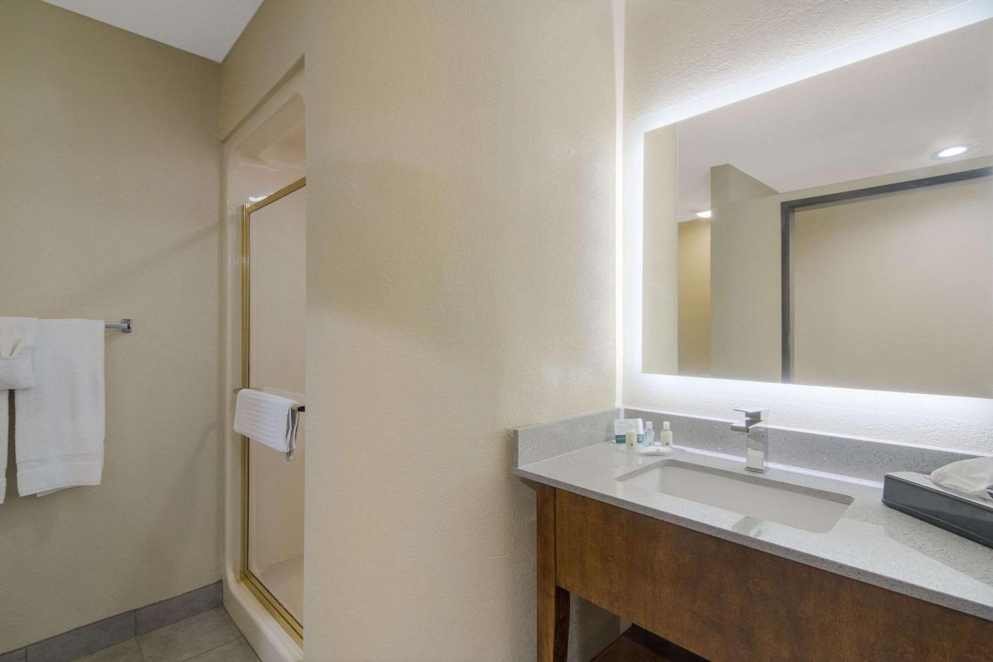 Quality Inn & Suites Roanoke - Fort Worth North Екстериор снимка