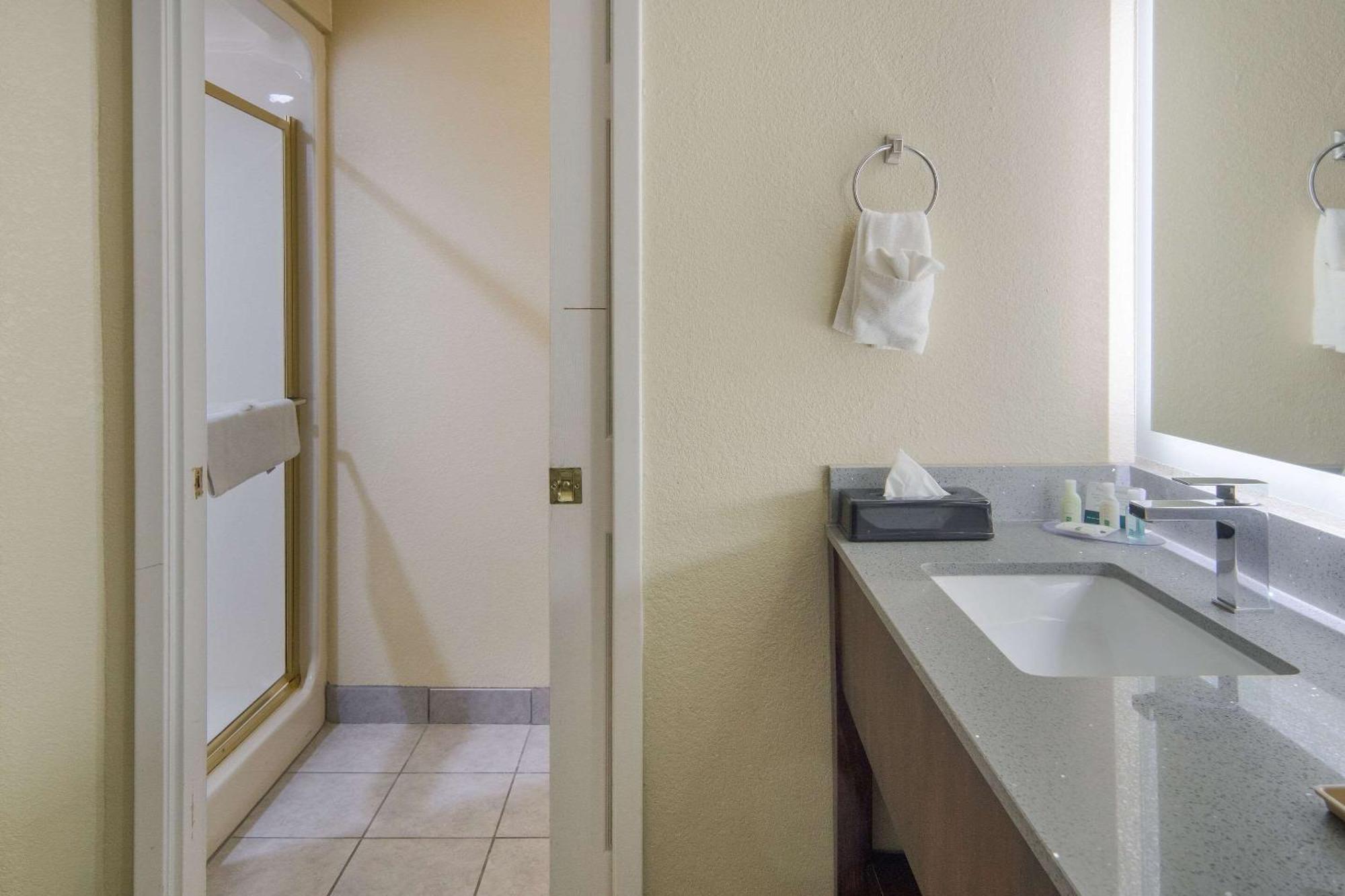 Quality Inn & Suites Roanoke - Fort Worth North Екстериор снимка