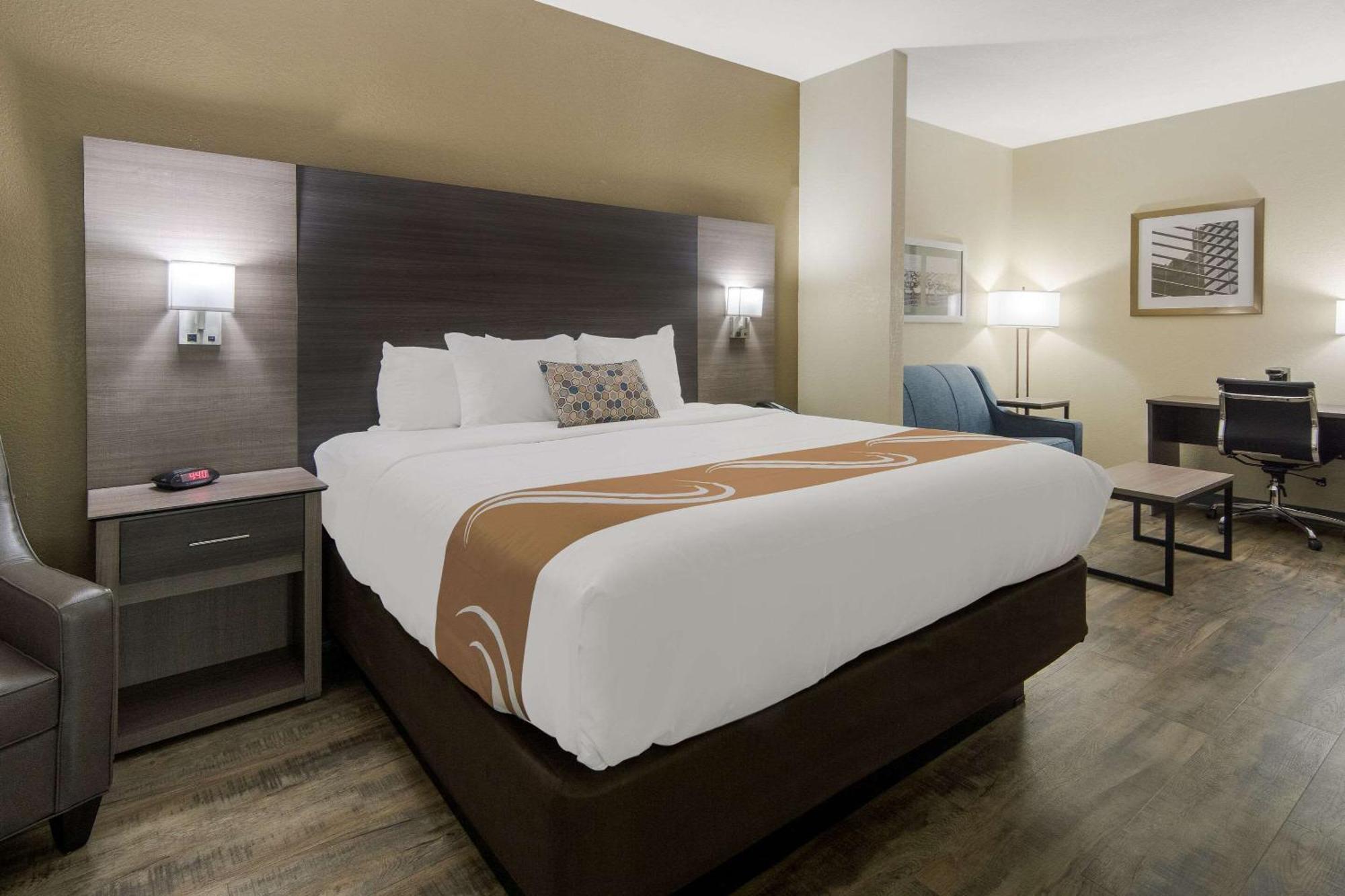 Quality Inn & Suites Roanoke - Fort Worth North Екстериор снимка