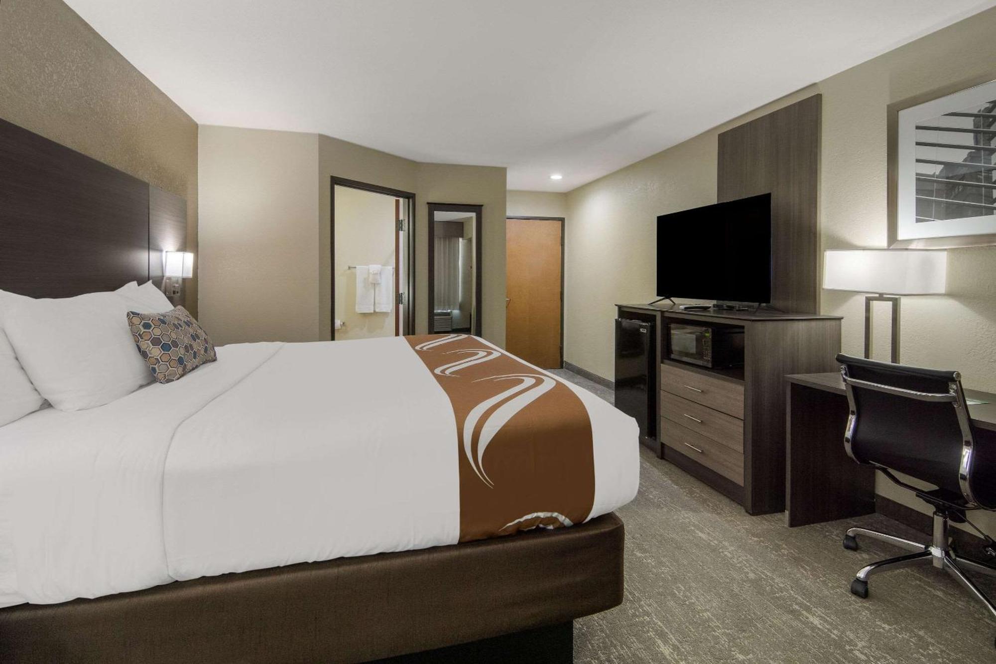 Quality Inn & Suites Roanoke - Fort Worth North Екстериор снимка