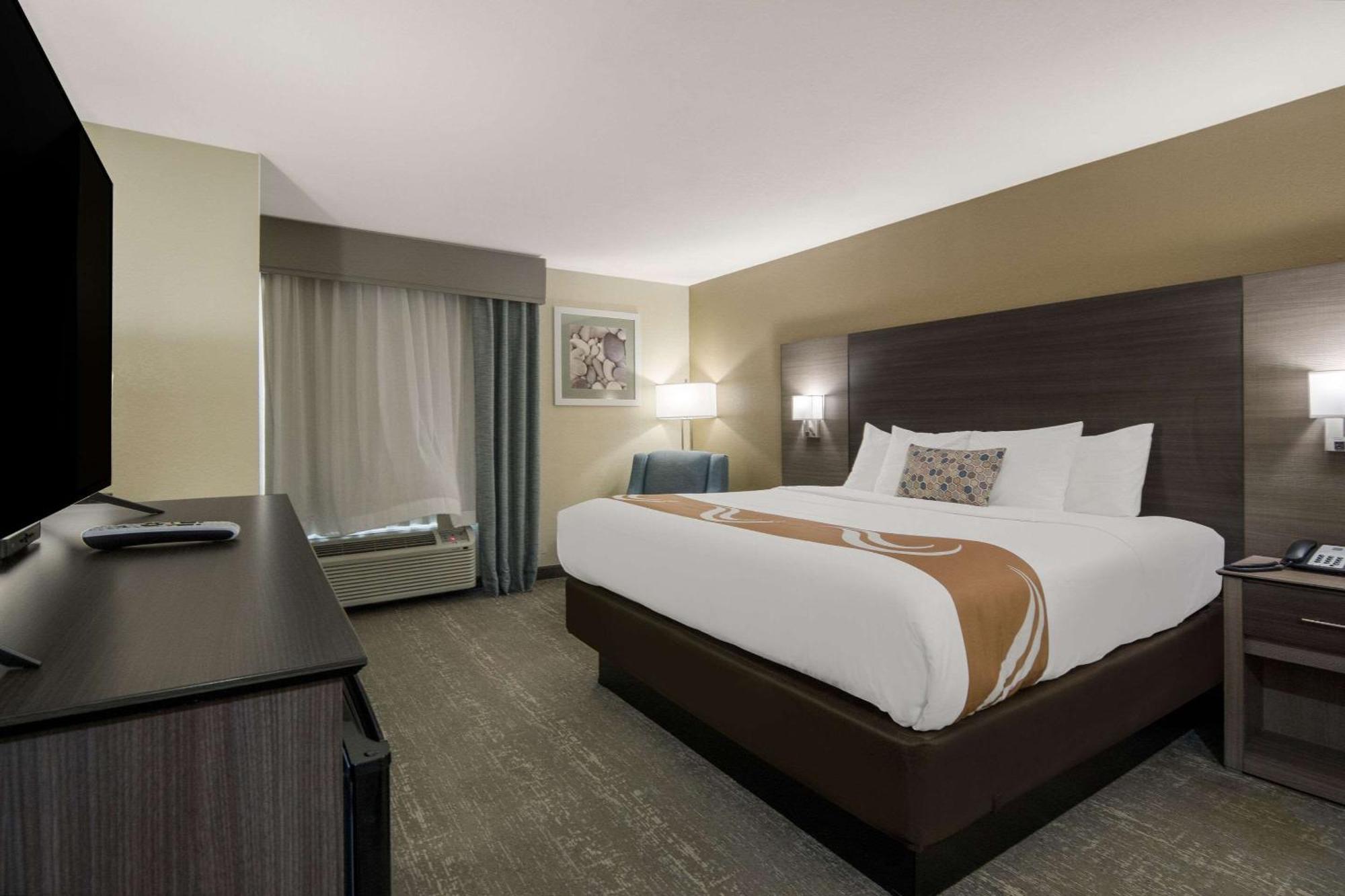 Quality Inn & Suites Roanoke - Fort Worth North Екстериор снимка