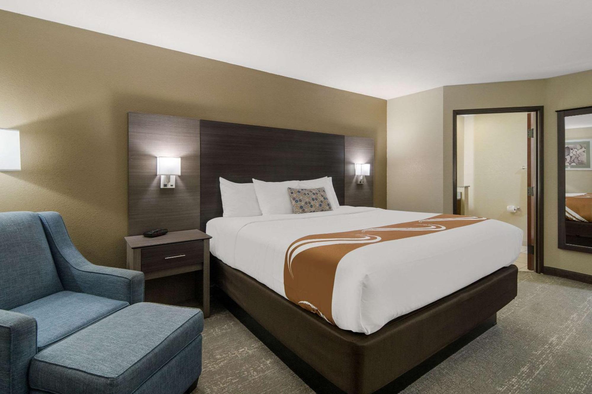 Quality Inn & Suites Roanoke - Fort Worth North Екстериор снимка