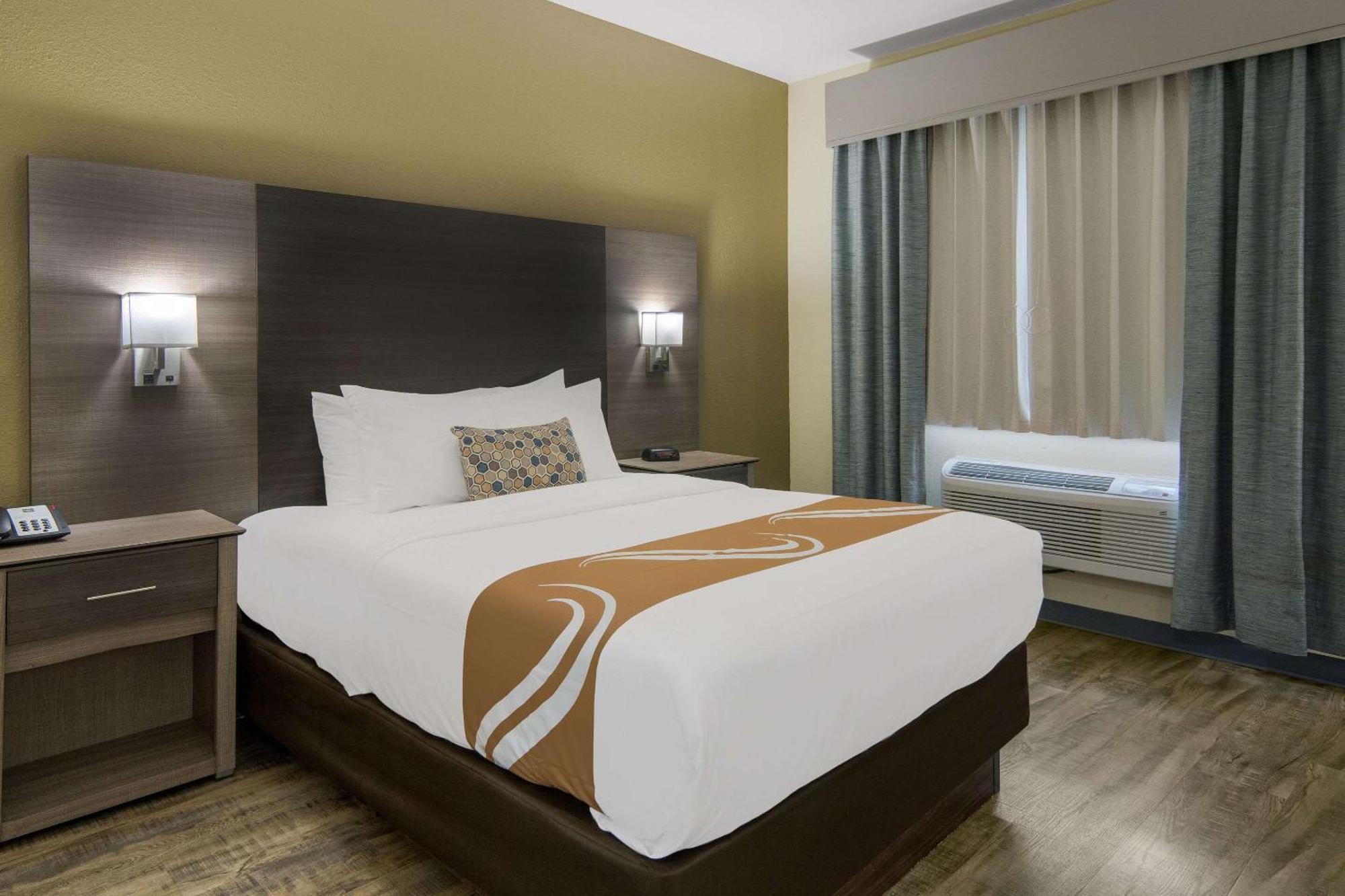 Quality Inn & Suites Roanoke - Fort Worth North Екстериор снимка