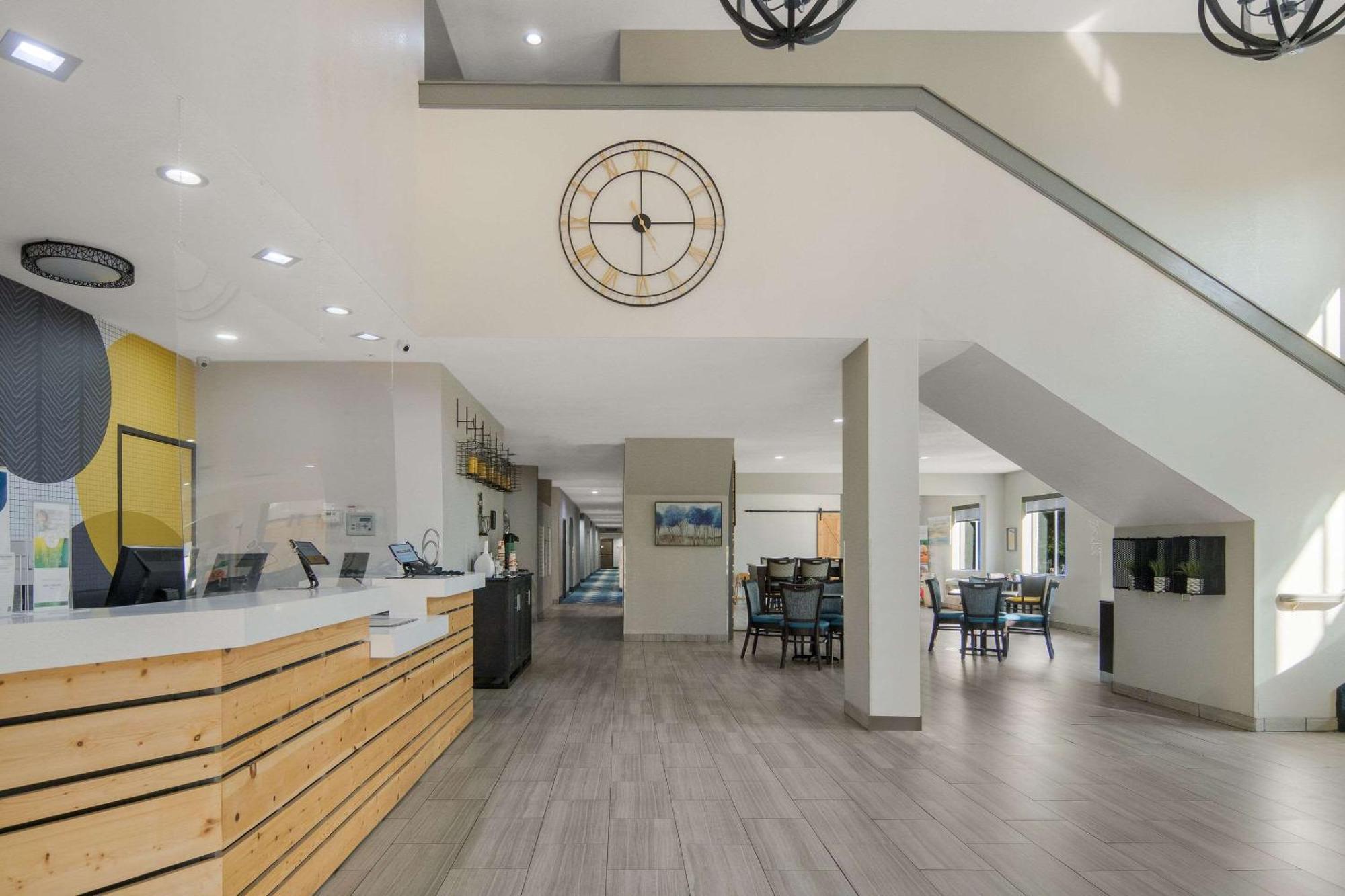 Quality Inn & Suites Roanoke - Fort Worth North Екстериор снимка