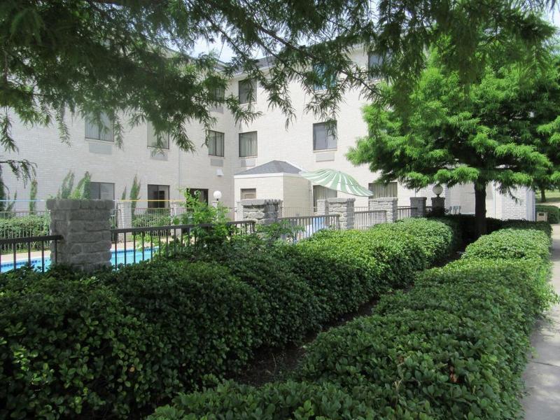 Quality Inn & Suites Roanoke - Fort Worth North Екстериор снимка